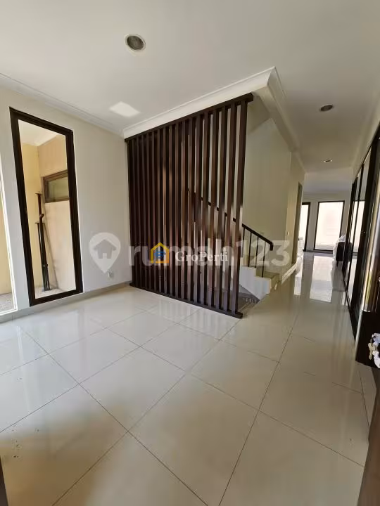 Disewakan Rumah di BSD 300M2 Semi Furnish Baru - 2