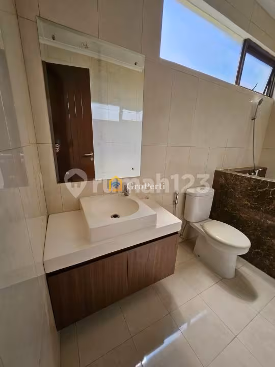 Disewakan Rumah di BSD 300M2 Semi Furnish Baru - 5