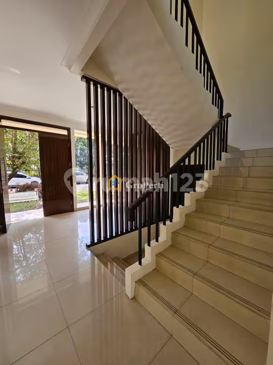 Disewakan Rumah di BSD 300M2 Semi Furnish Baru - 3